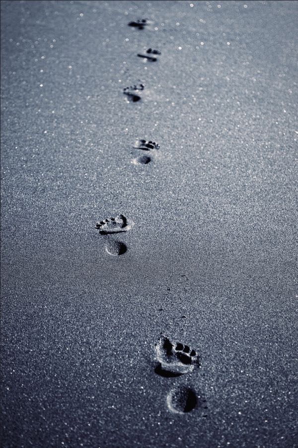 Elizme - Footprints - minimalist photography